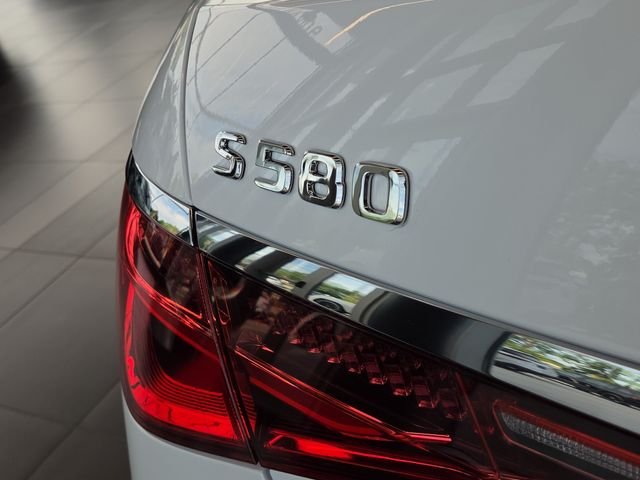 New 2026 MANUFAKTUR Moonlight White Metallic Mercedes-Benz S580 image 31