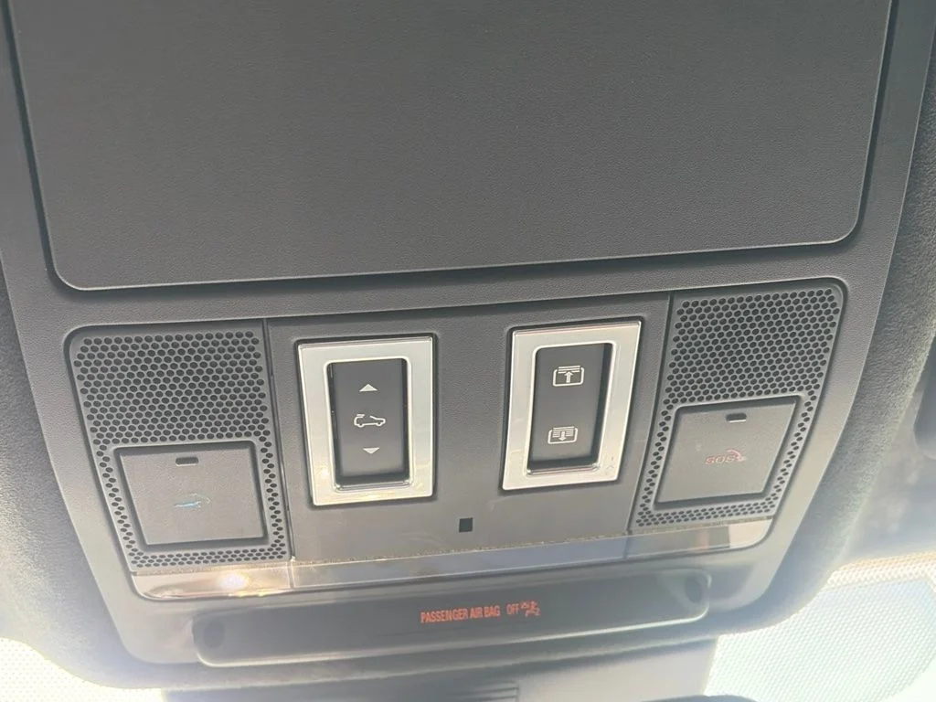 Used 2017  Jaguar S image 17