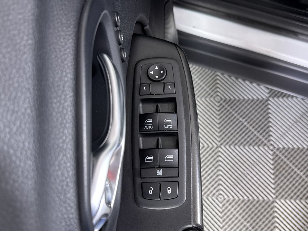 Used 2019 Bright White Clearcoat Jeep Trailhawk Elite image 25