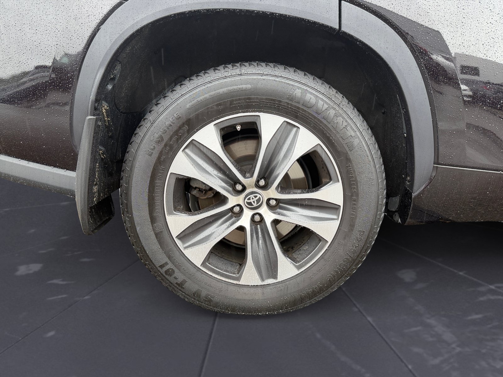 Used 2022 Amber Toyota XLE image 46