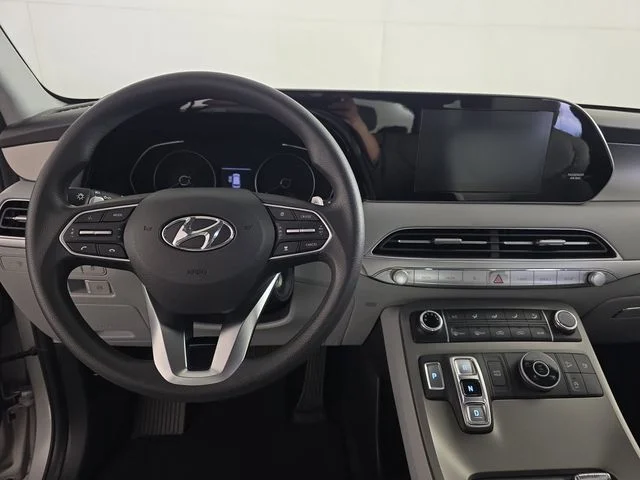 Used 2022 Silver Hyundai SE image 11