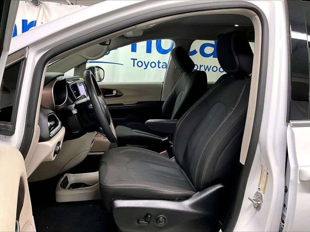 Used 2024 White Chrysler LX image 9