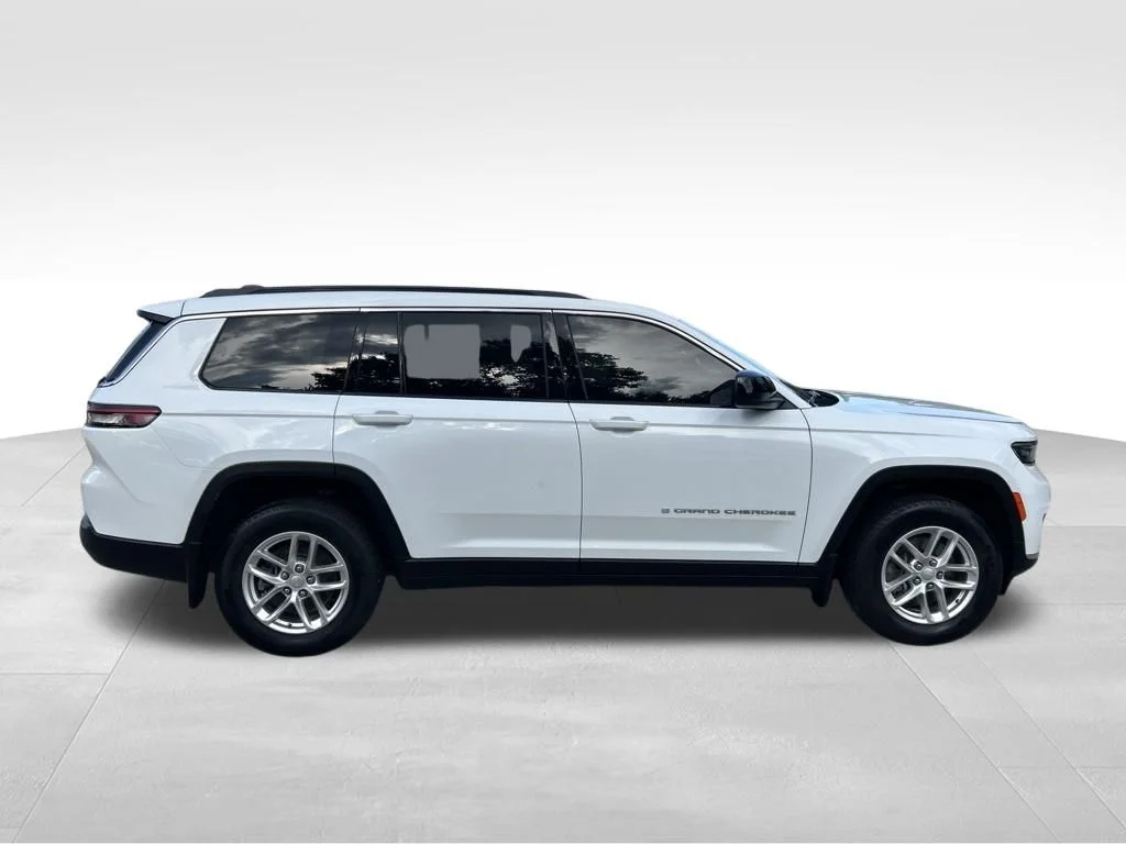 Used 2025 White Jeep Laredo image 7