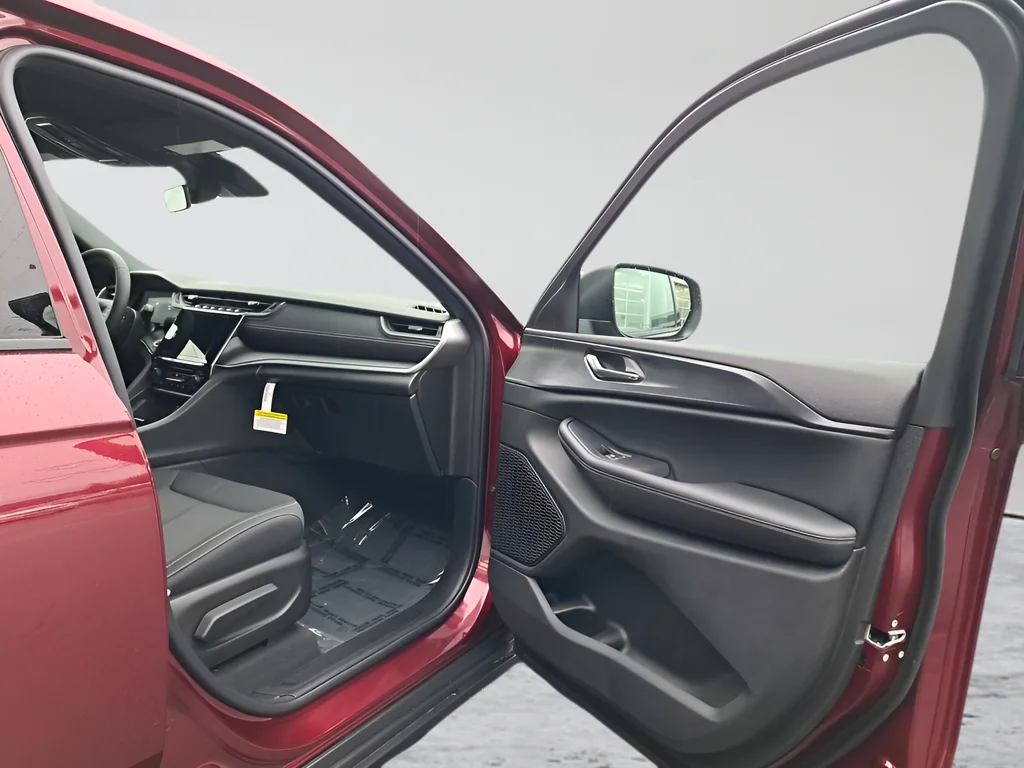New 2026 Velvet Red Pearl-Coat Exterior Paint Jeep Laredo image 16