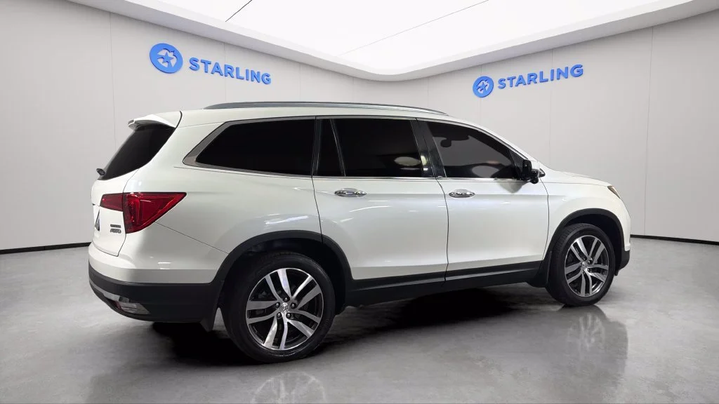 Used 2018 White Honda Touring image 12