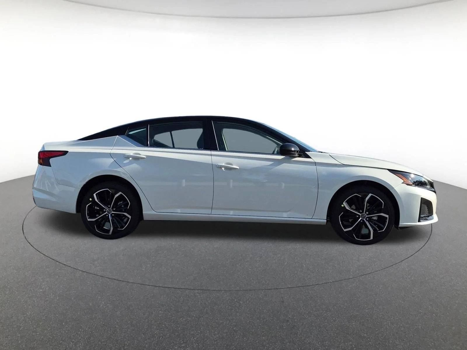 New 2026 Pearl White/Super Black Nissan 2.5 SR image 5