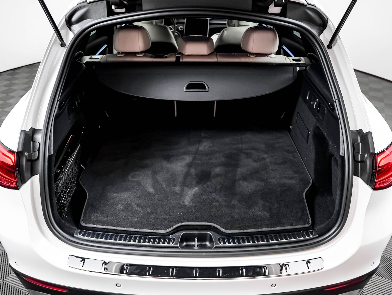 Certified Used 2025 Polar White Mercedes-Benz GLC 350e 4MATIC® SUV image 8