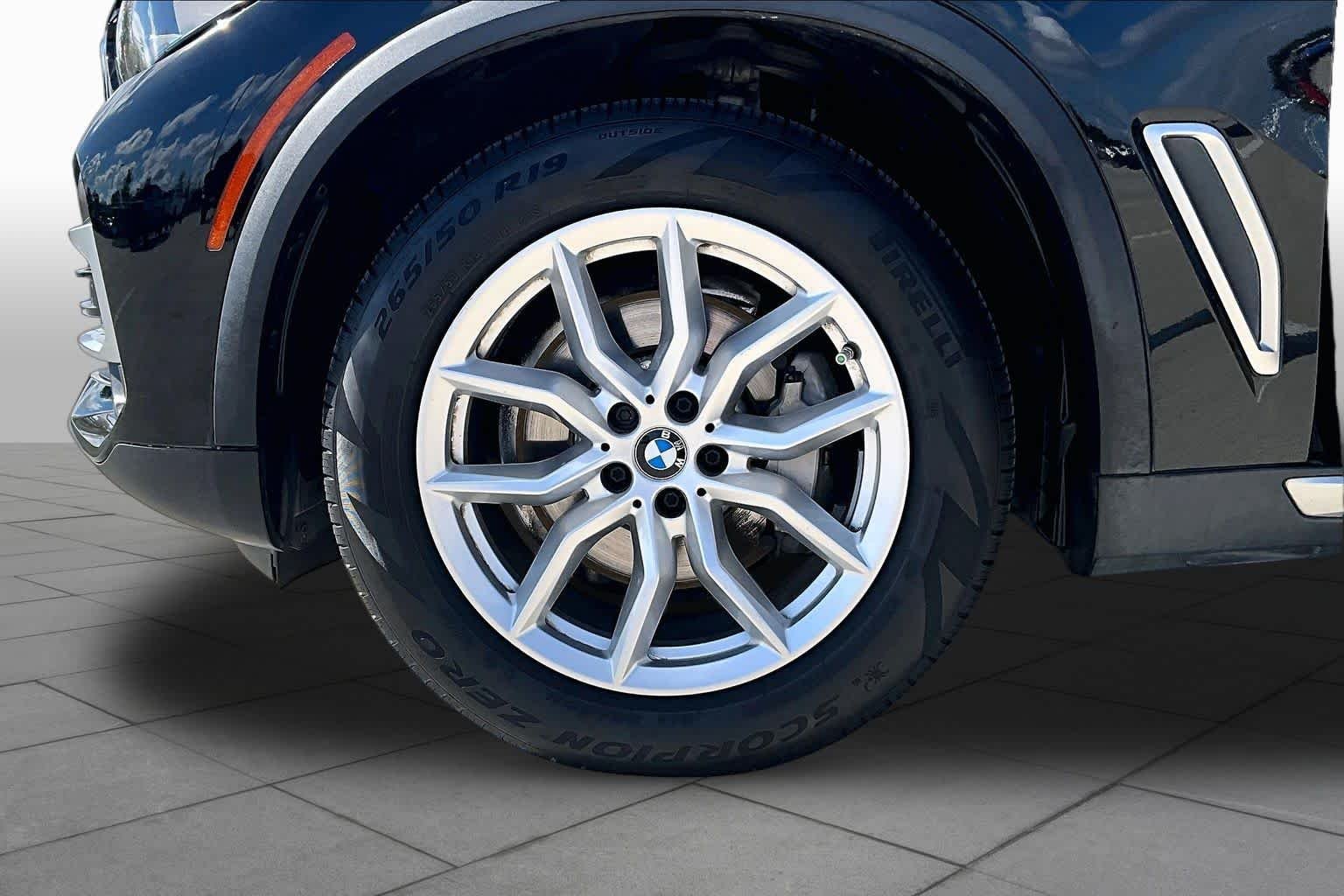 Used 2020 Jet Black BMW sDrive40i image 10