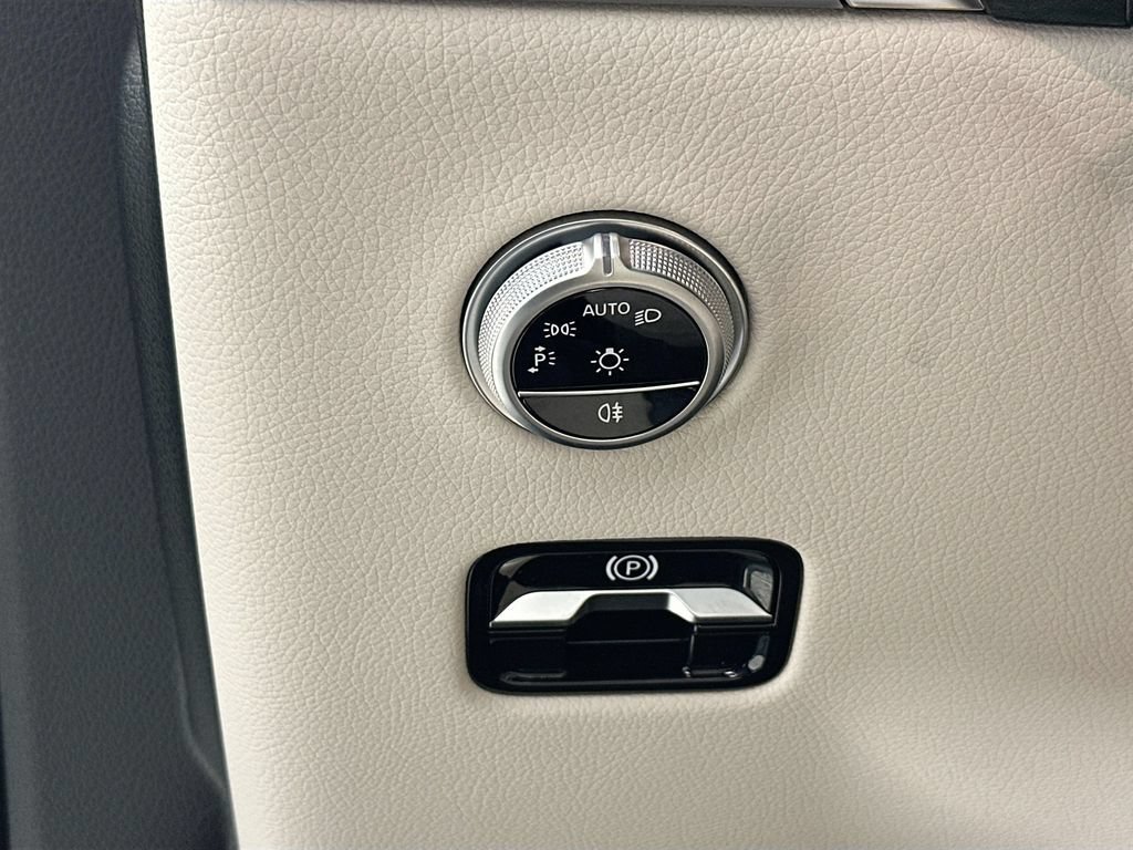 New 2026 Verde Silver Metallic Mercedes-Benz GLC 300 image 44