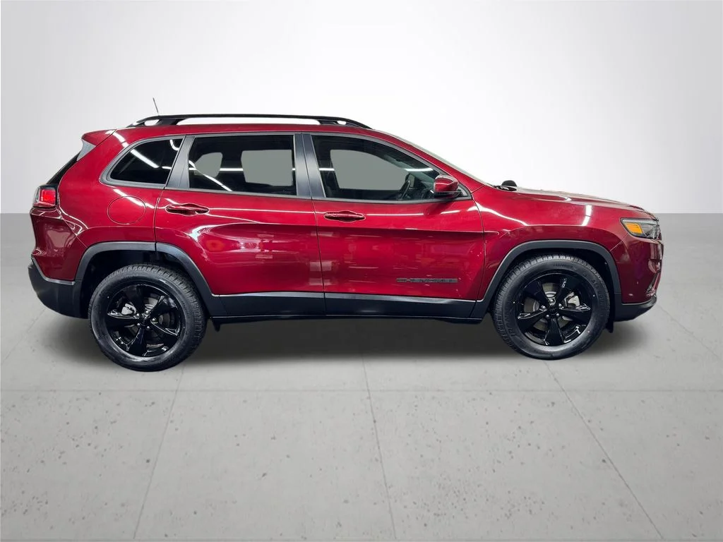Used 2021 Red Jeep Altitude image 9