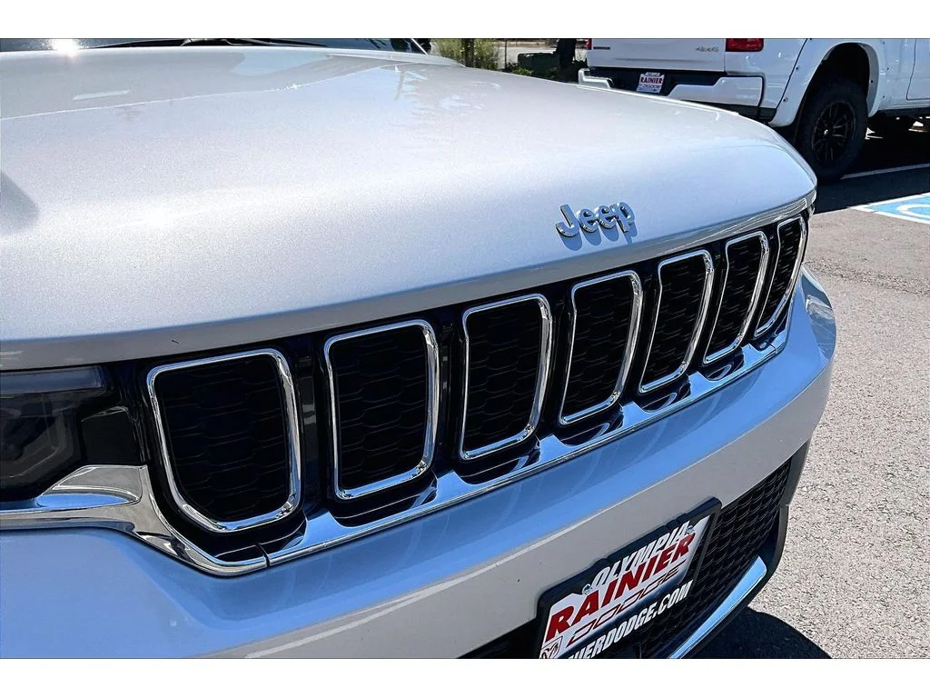 Used 2022 Silver Zynith Jeep Limited image 30