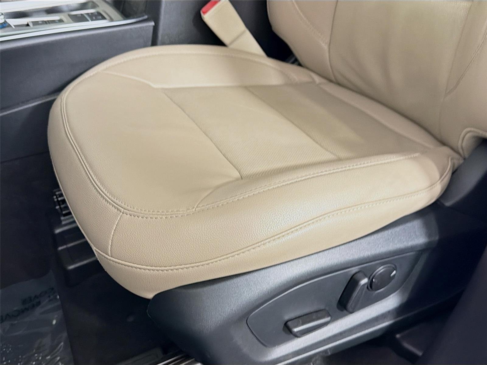 Used 2022 White Metallic Ford Limited image 21