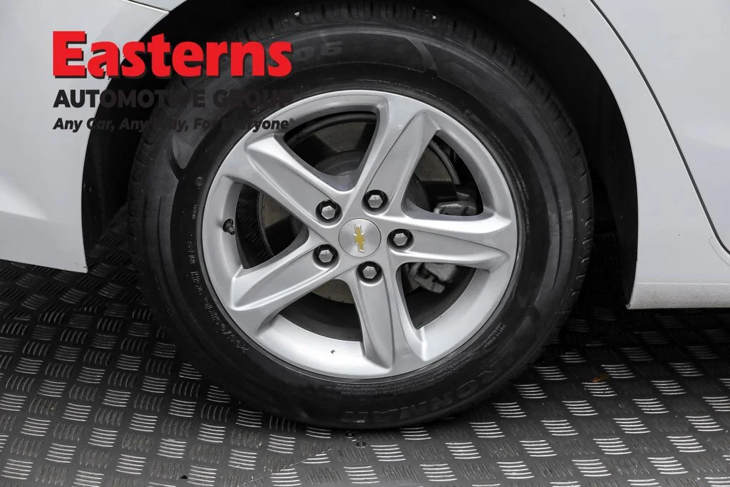 Used 2022 White Chevrolet LT image 27