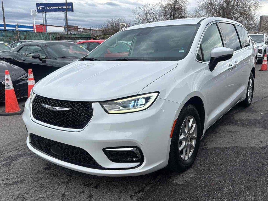 2023 Chrysler Pacifica Touring L's photo