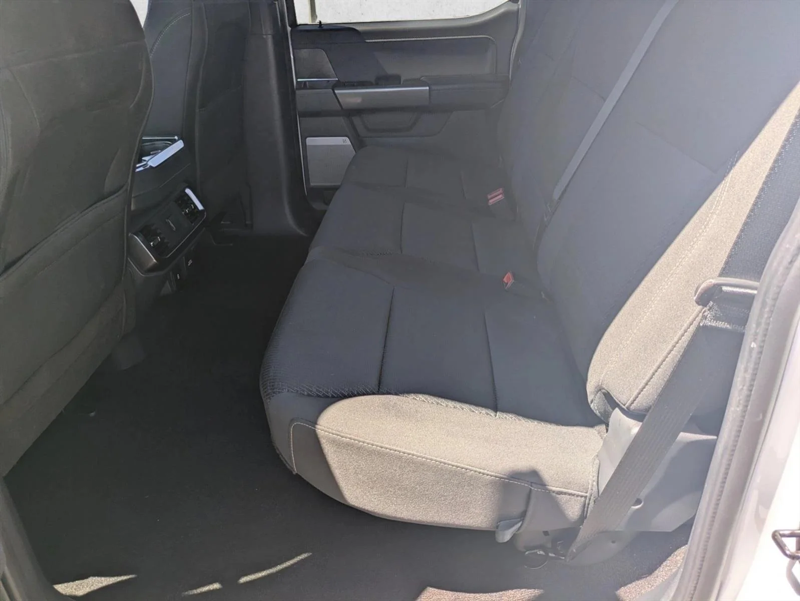 Used 2022 Oxford White Clearcoat Ford XLT image 17