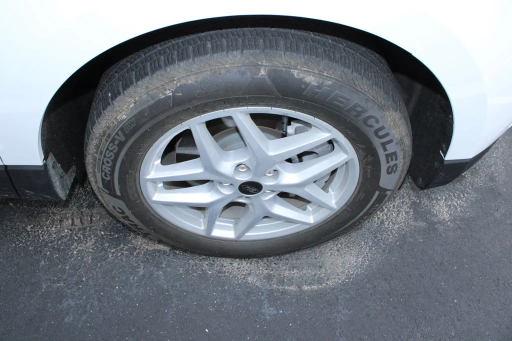 Used 2024 Oxford White Ford SEL image 3