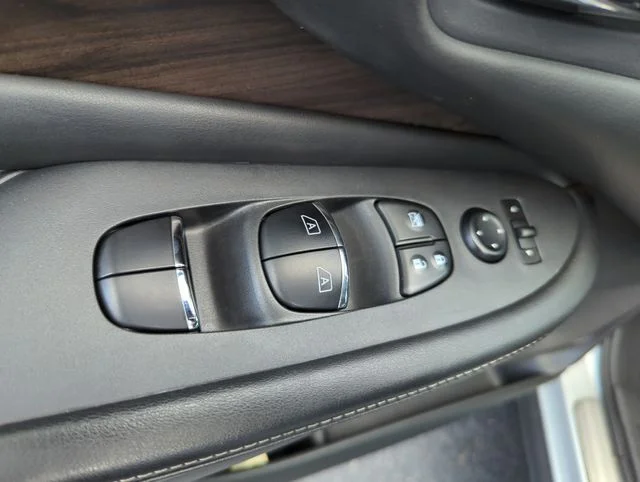 Used 2020 Silver Nissan Platinum image 33