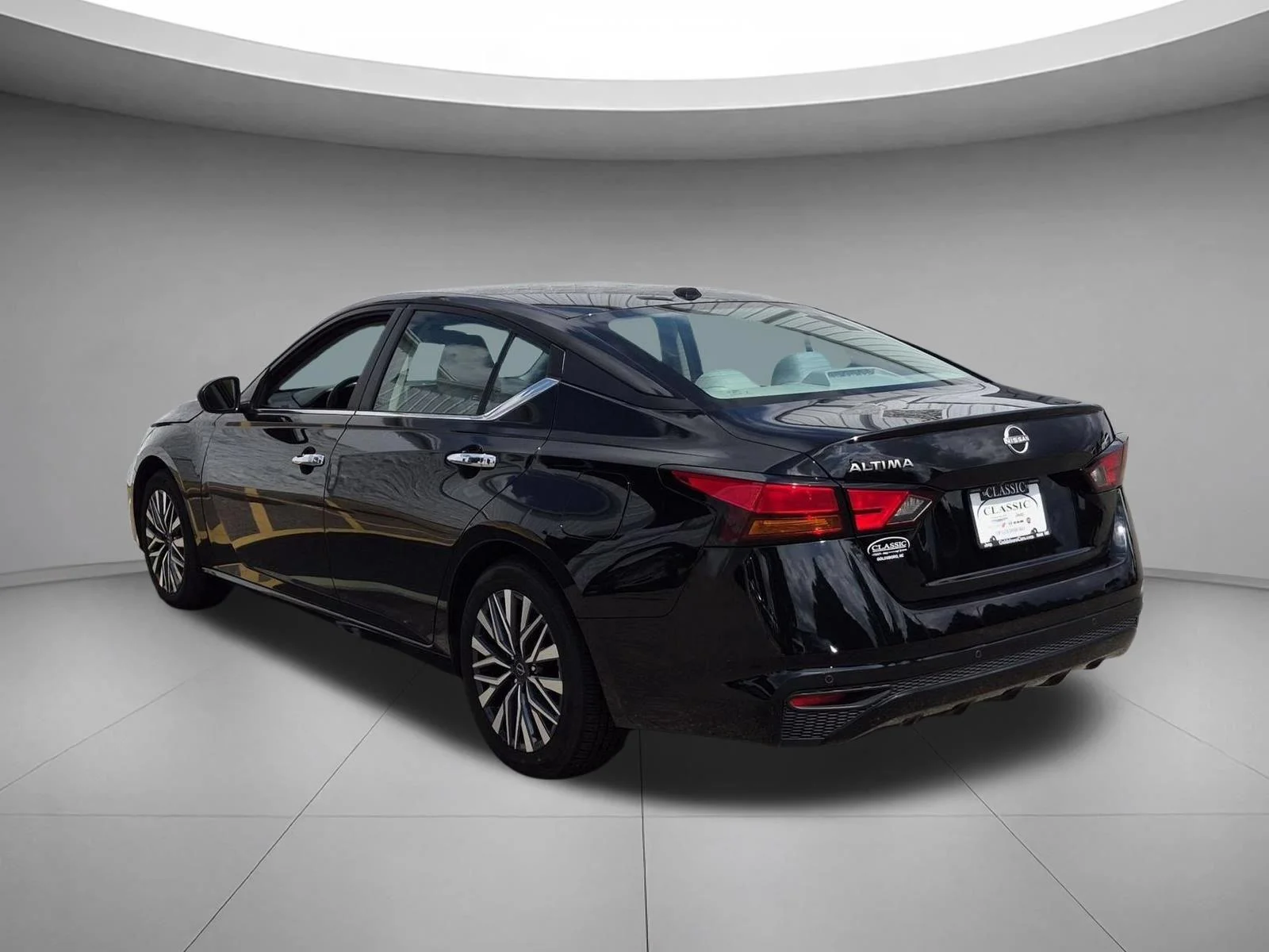 Used 2025 Super Black Nissan SV image 3