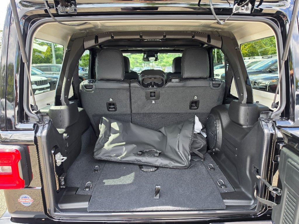 New 2026 Black Clear-Coat Exterior Paint Jeep Sahara image 6