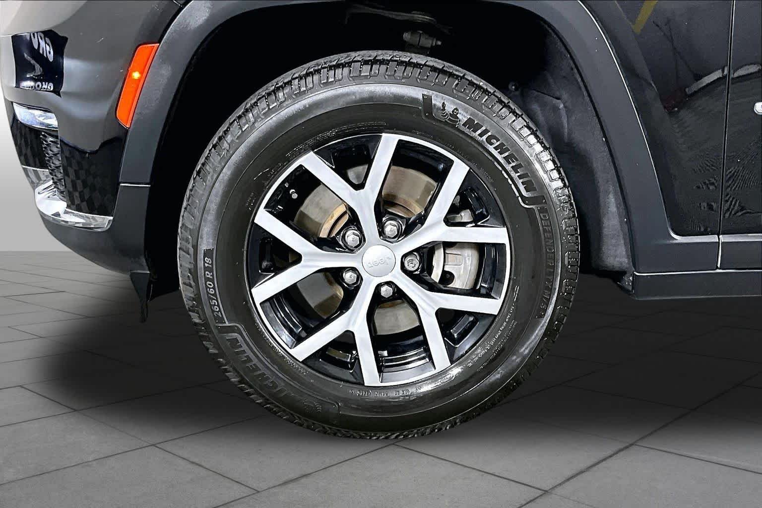 Used 2023 Diamond Black Crystal Pearlcoat Jeep Limited image 10