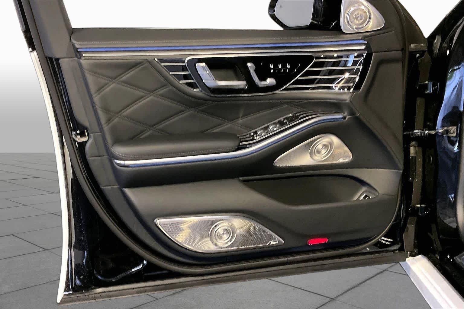 New 2027 MANUFAKTUR Moonlight White Metallic Mercedes-Benz Maybach S 580 image 11