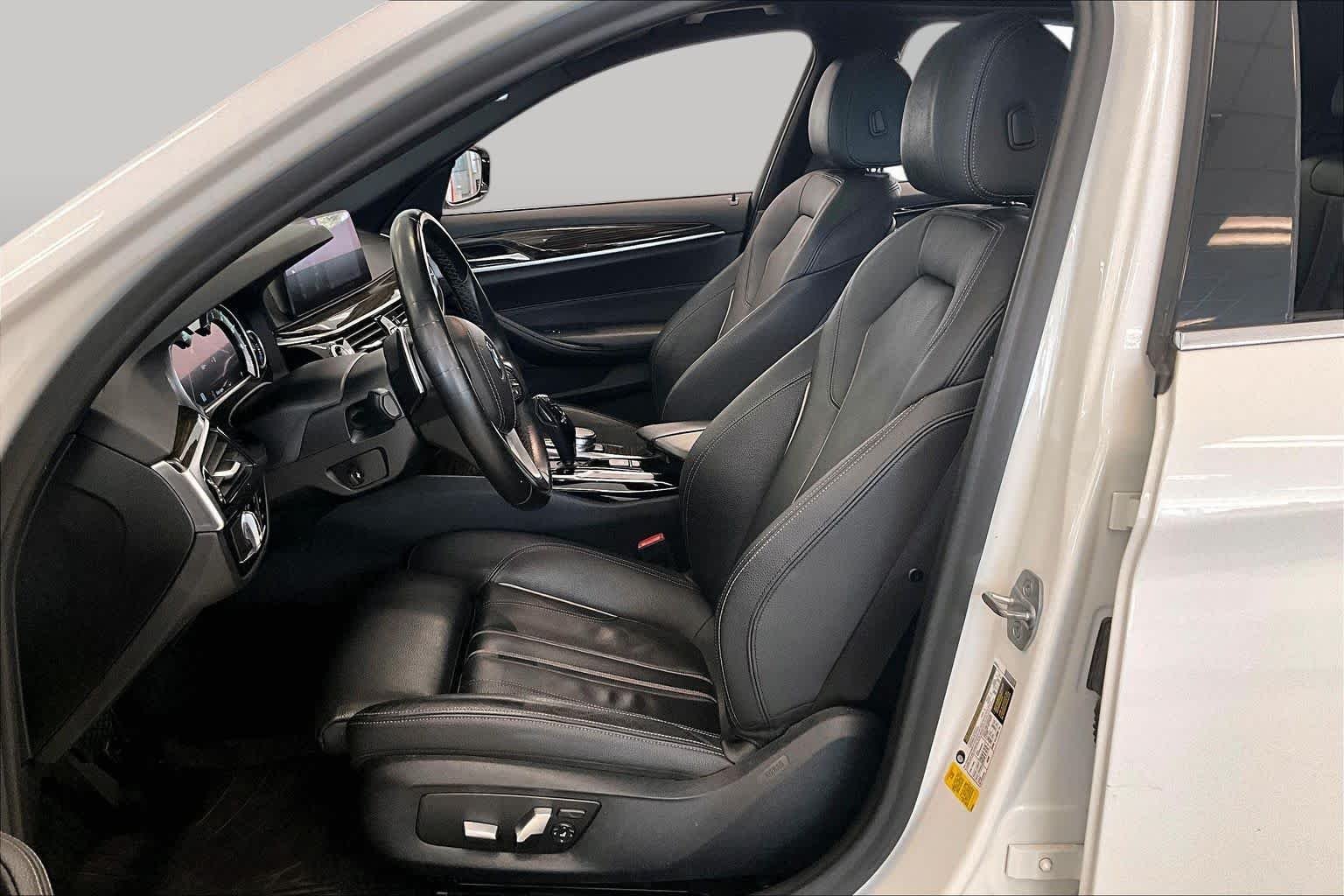 Used 2019 Alpine White BMW 540i image 7