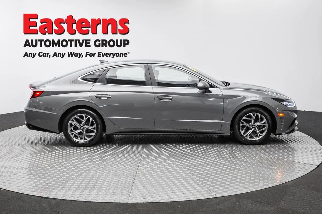 Used 2023 Gray Hyundai SEL image 4