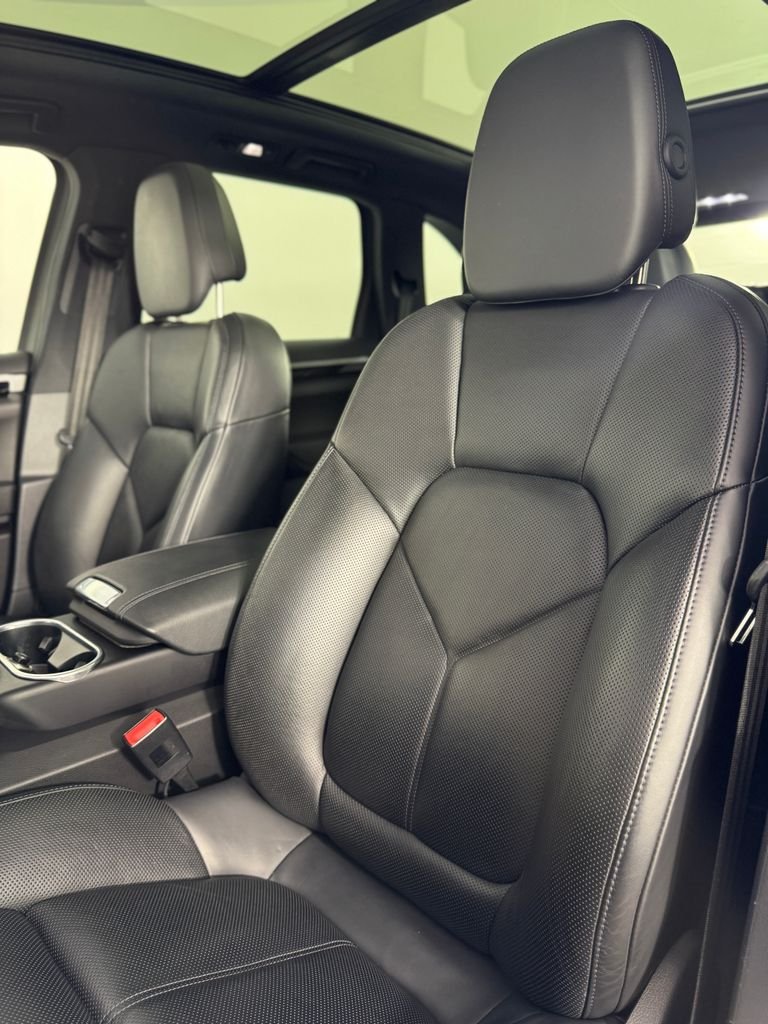 Used 2018 Moonlight Blue Metallic Porsche Base image 26