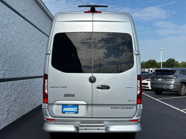 New 2027 Silver Mercedes-Benz Discovery Touring image 10