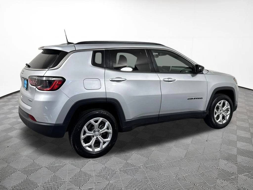 Used 2024 Silver Jeep Latitude image 9