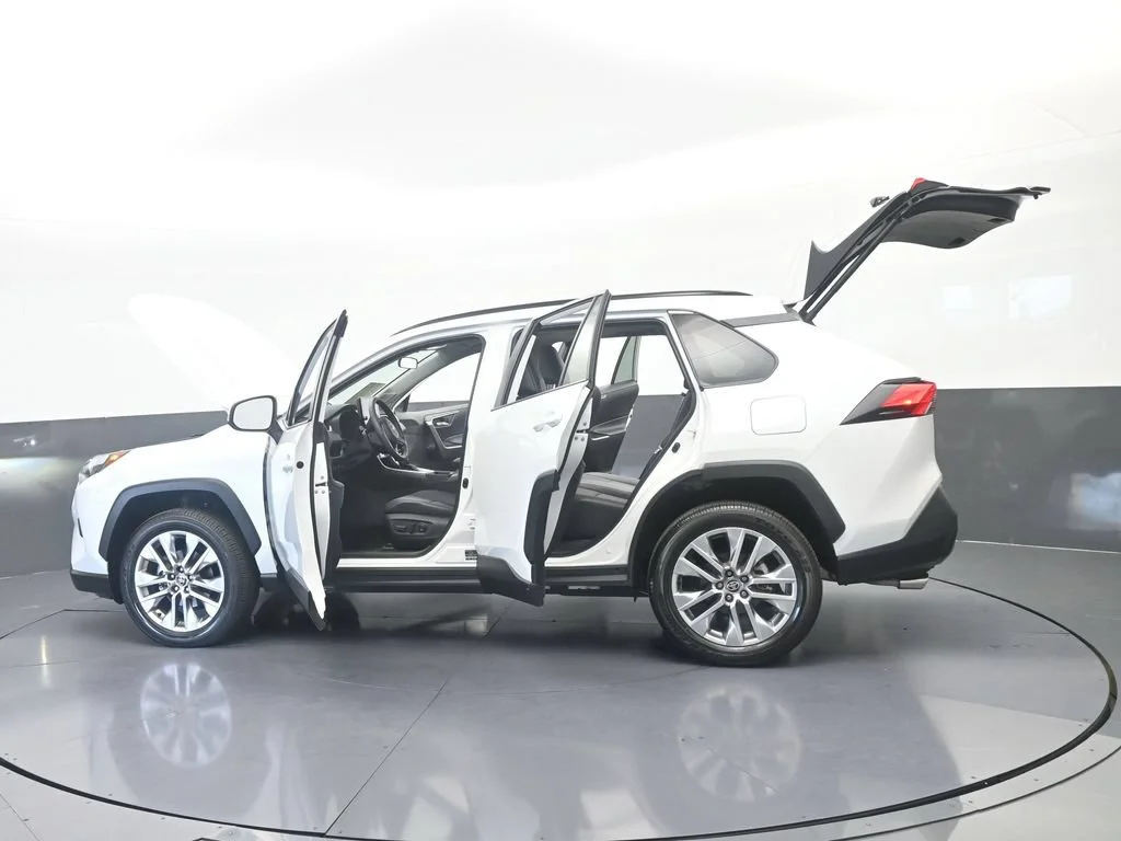 Used 2025 White Toyota XLE Premium image 70