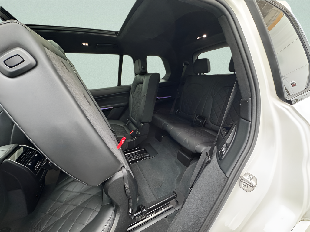 Used 2025 Alpine White BMW xDrive40i image 38