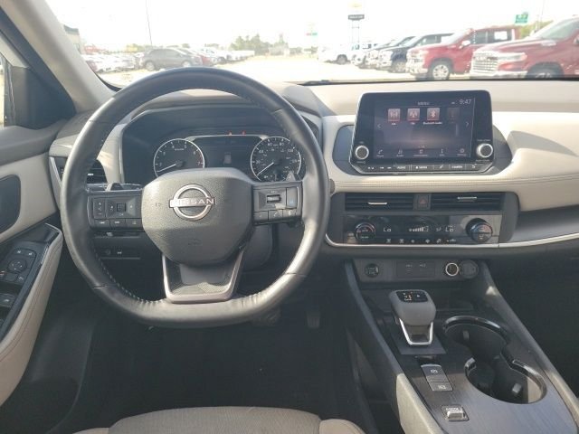 Used 2025 White Nissan SV image 3