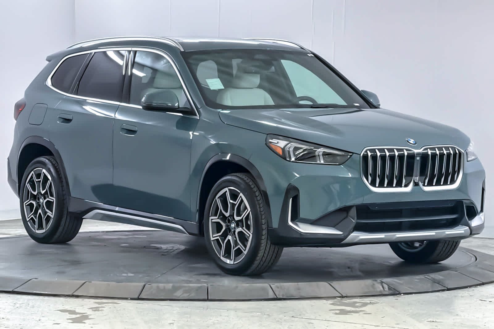 Used 2026 Cape York Green Metallic BMW xDrive28i image 9