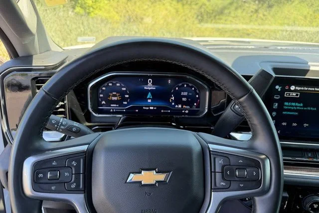 Used 2025 Summit White Chevrolet LT image 19