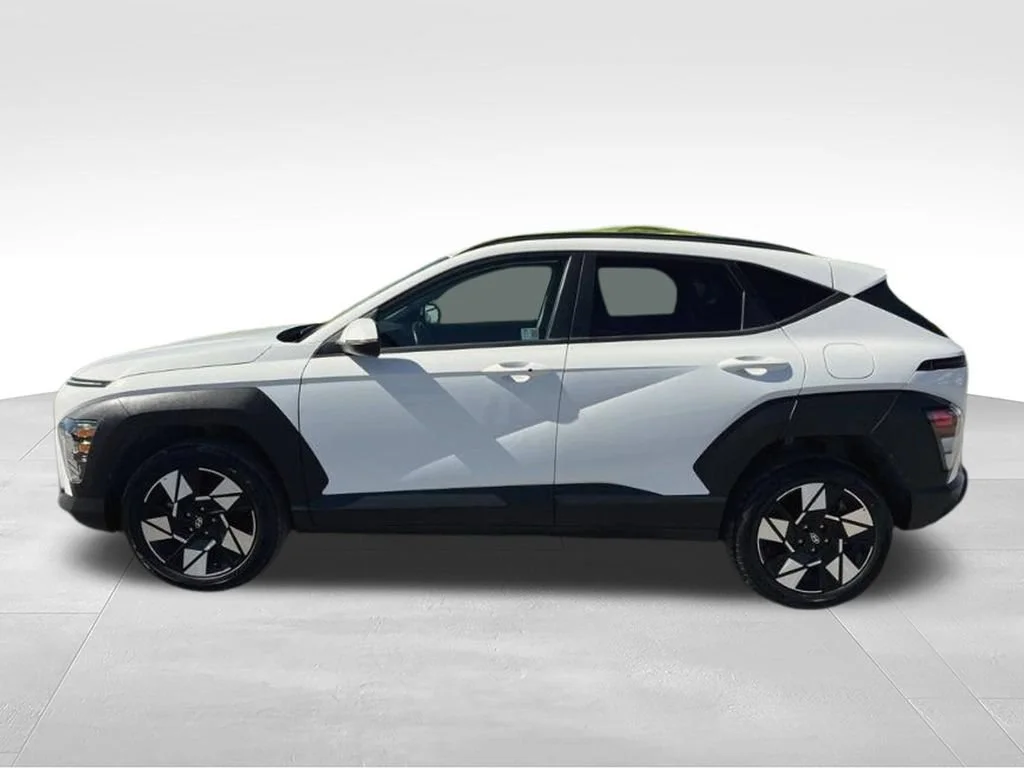 Used 2025 White Hyundai SEL image 7