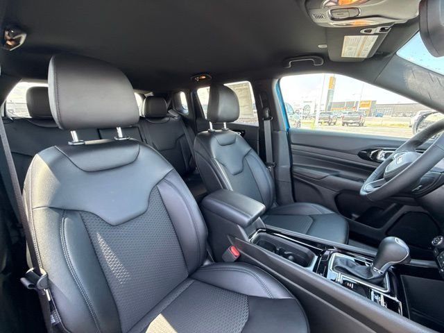 New 2026 Hydro Blue Pearlcoat Jeep Latitude image 21