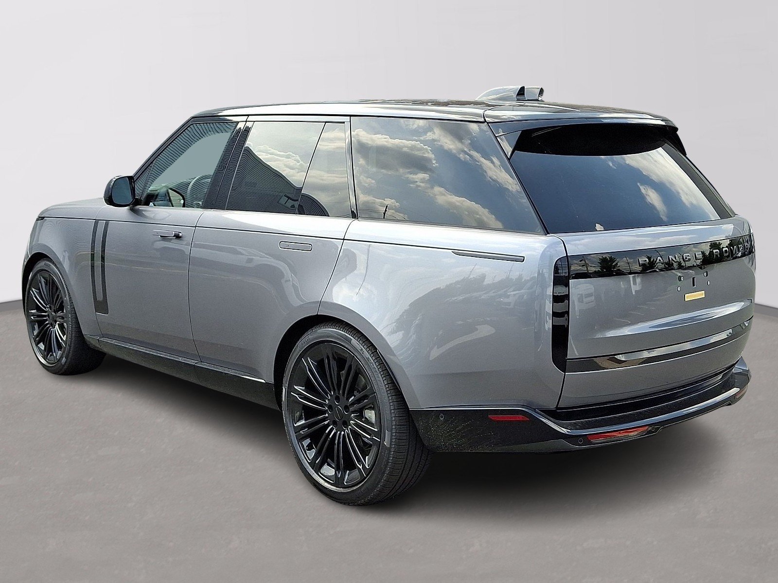 New 2026 Eiger Grey Land Rover SE image 4