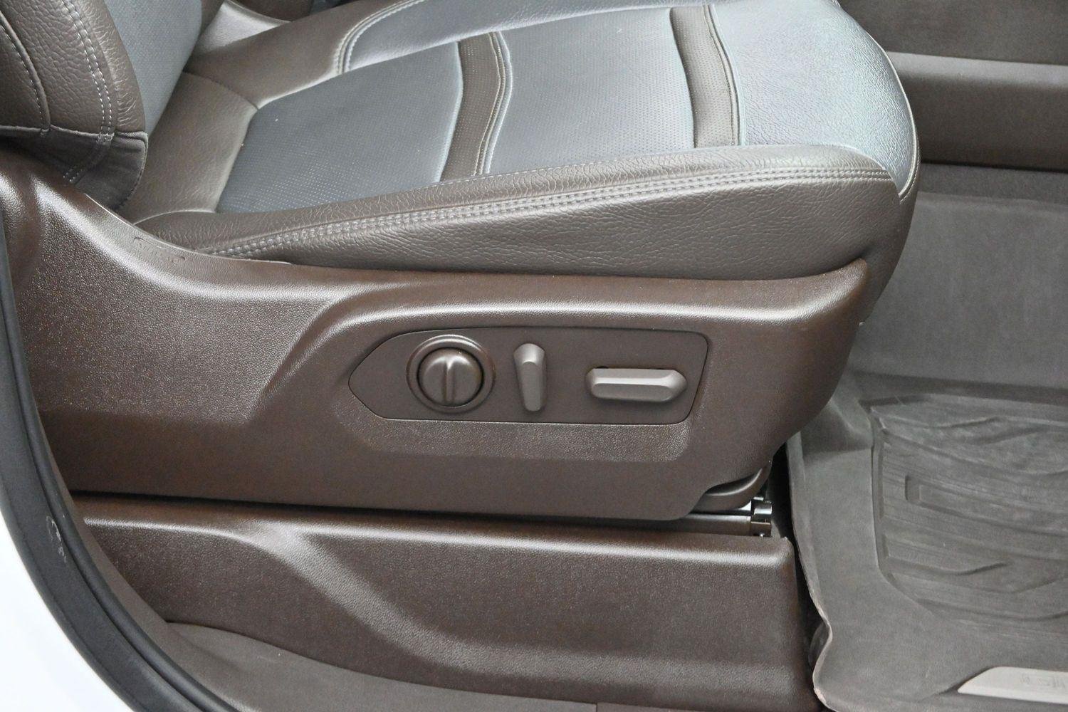 Used 2022 White Frost Tricoat GMC Denali image 9