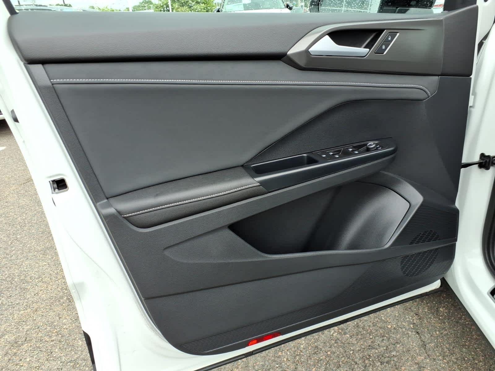 Certified Used 2025 Pure White w/Deep Black Roof Volkswagen SE Black image 10