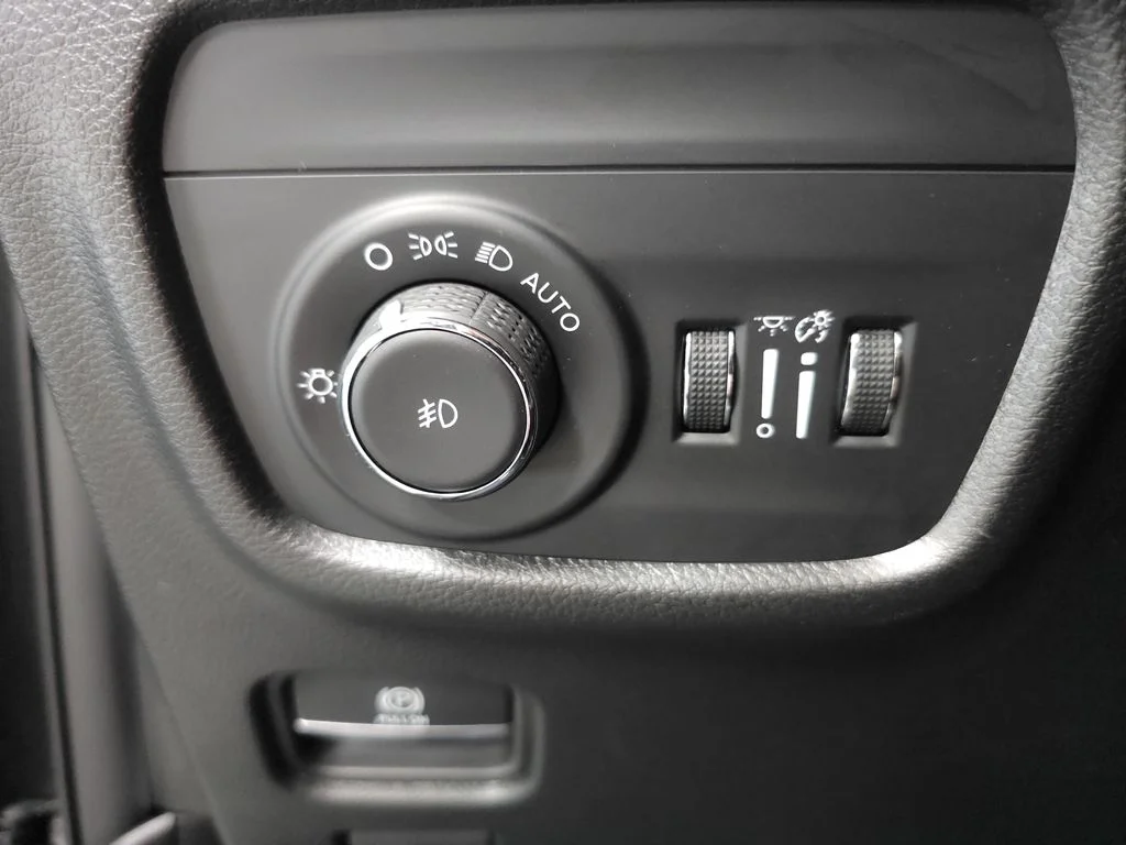 Used 2023 Rocky Mountain Pearlcoat Jeep Limited image 9