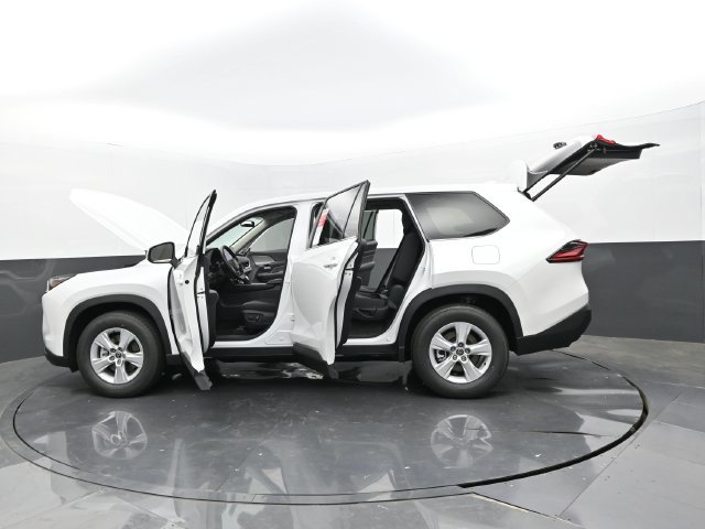 Used 2025 Wind Chill Pearl Toyota LE image 33