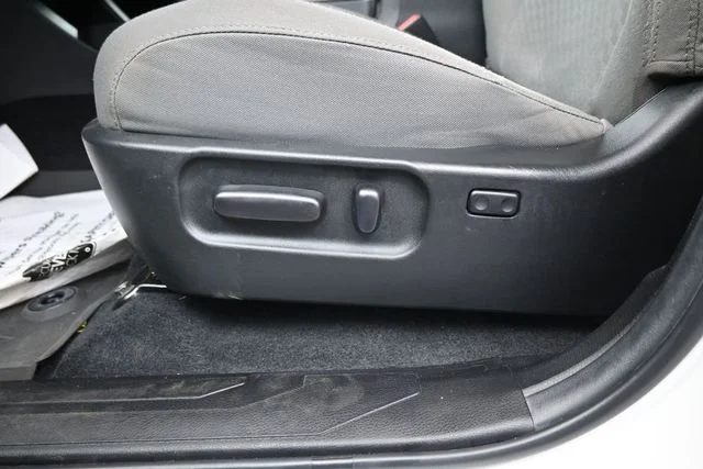 Used 2022 White Toyota SR5 image 17