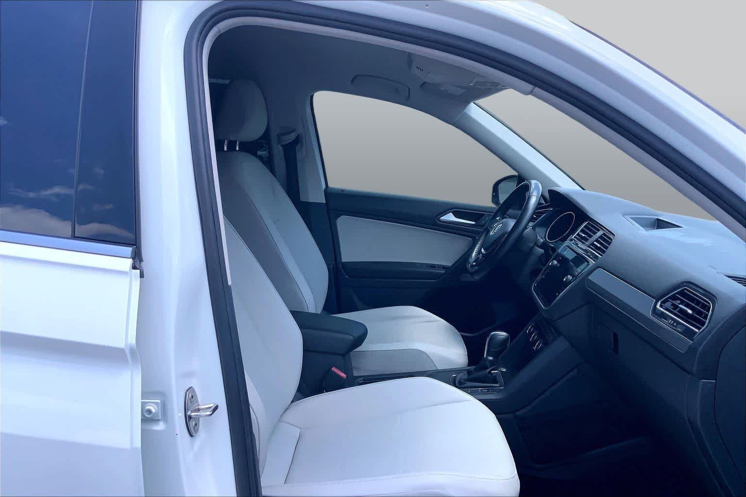 Used 2019 Pure White Volkswagen SE image 9
