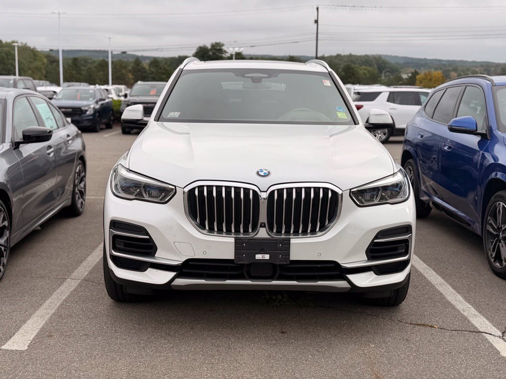 Certified Used 2022 Mineral White Metallic BMW xDrive40i image 2