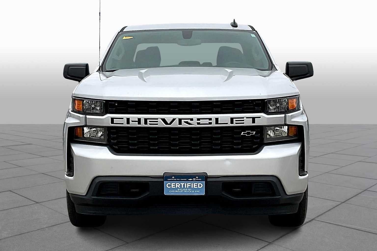Used 2022 Silver Ice Metallic Chevrolet Custom image 4