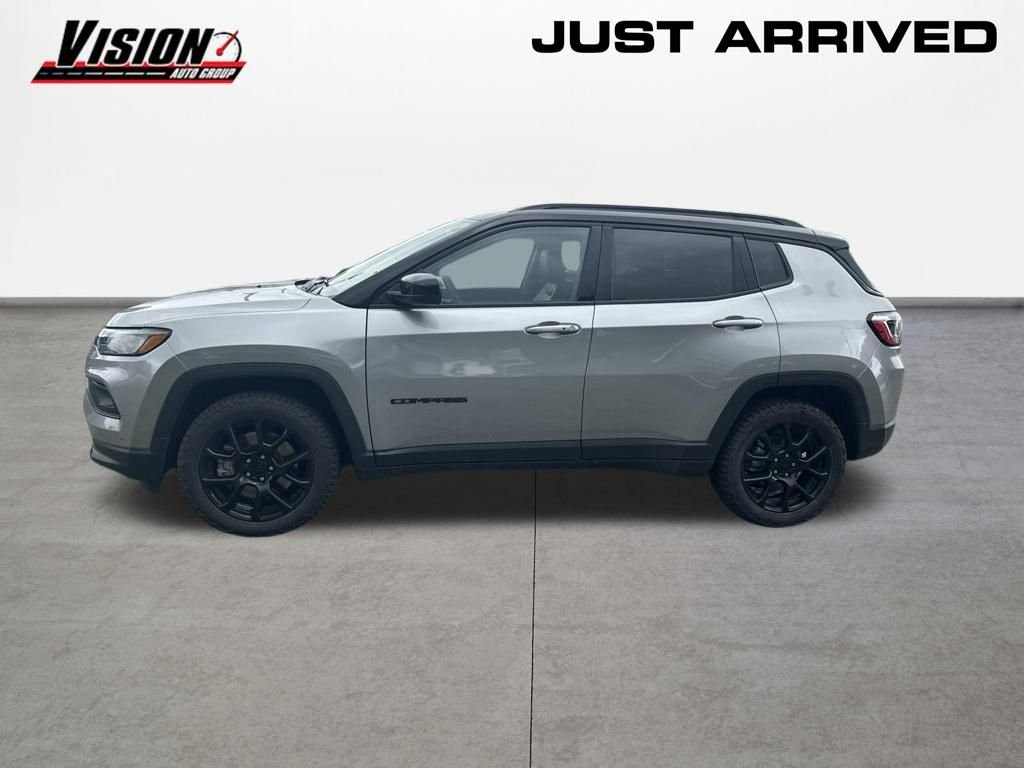 Used 2023 Silver Jeep Latitude image 2