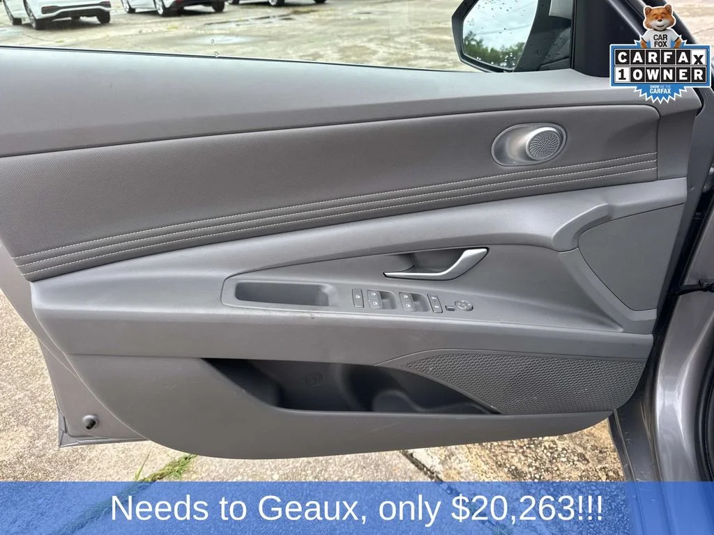 Used 2025 Silver Hyundai SEL Convenience image 37