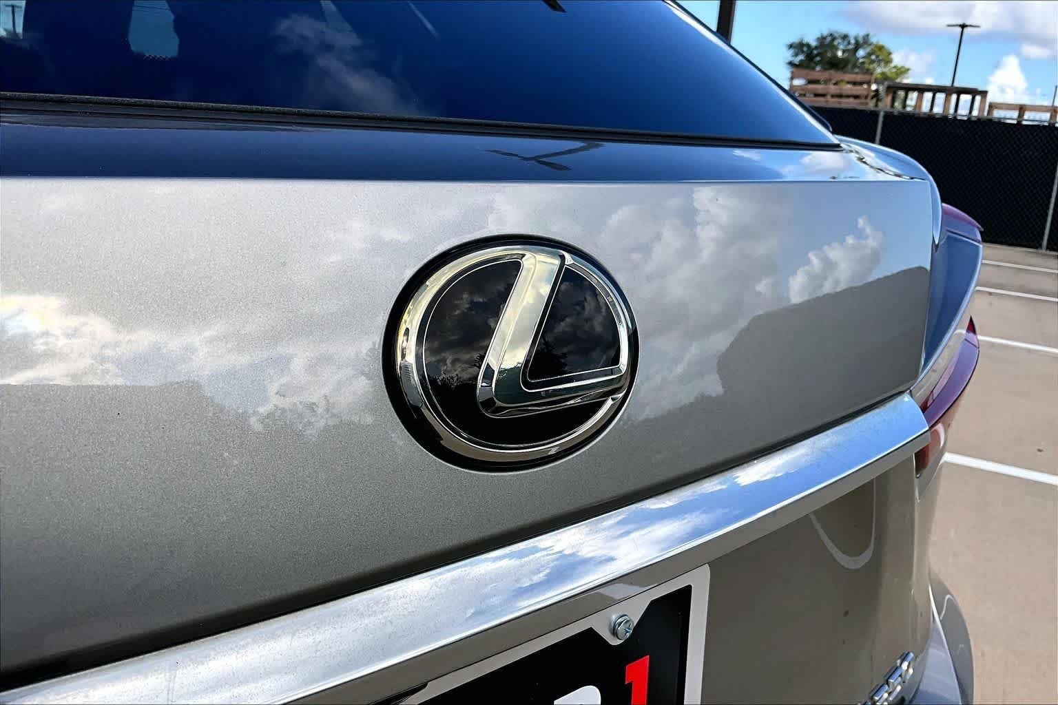 Used 2018 Atomic Silver Lexus  image 31