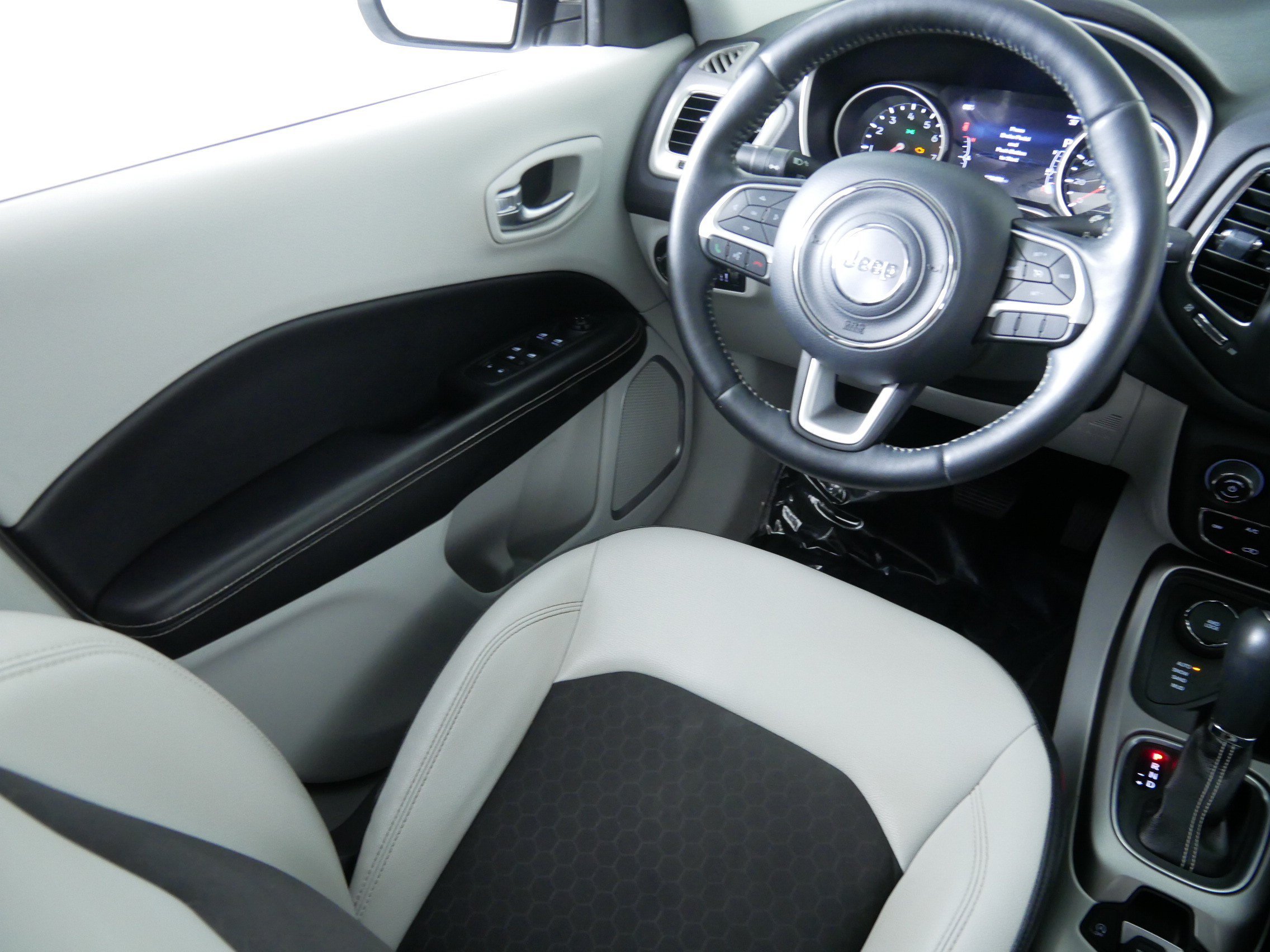 Used 2017 White Clearcoat Jeep Latitude image 9